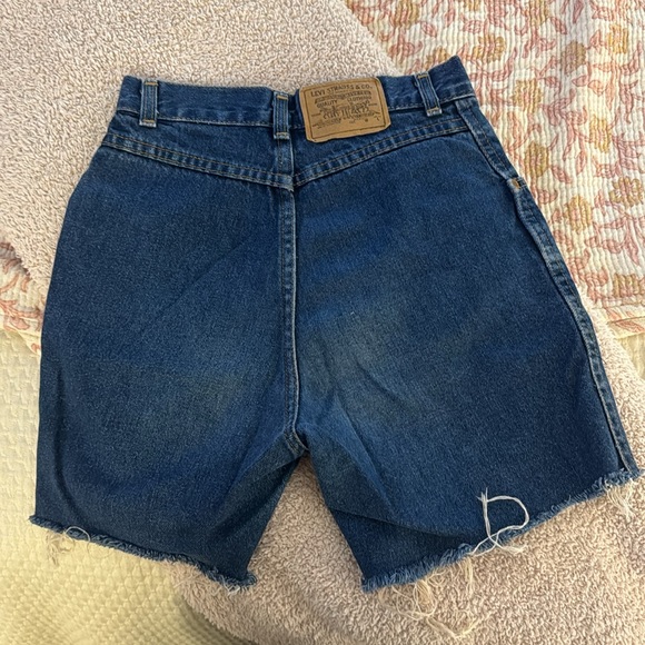 Levi’s Mid Length Jean Shorts - Picture 4 of 6
